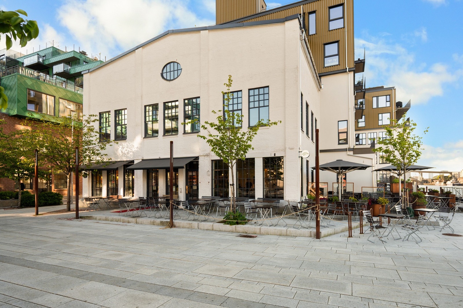Langs Damsgårdssundet finner en også en rekke servicetilbud, caféer og handlesteder. Galleribilde