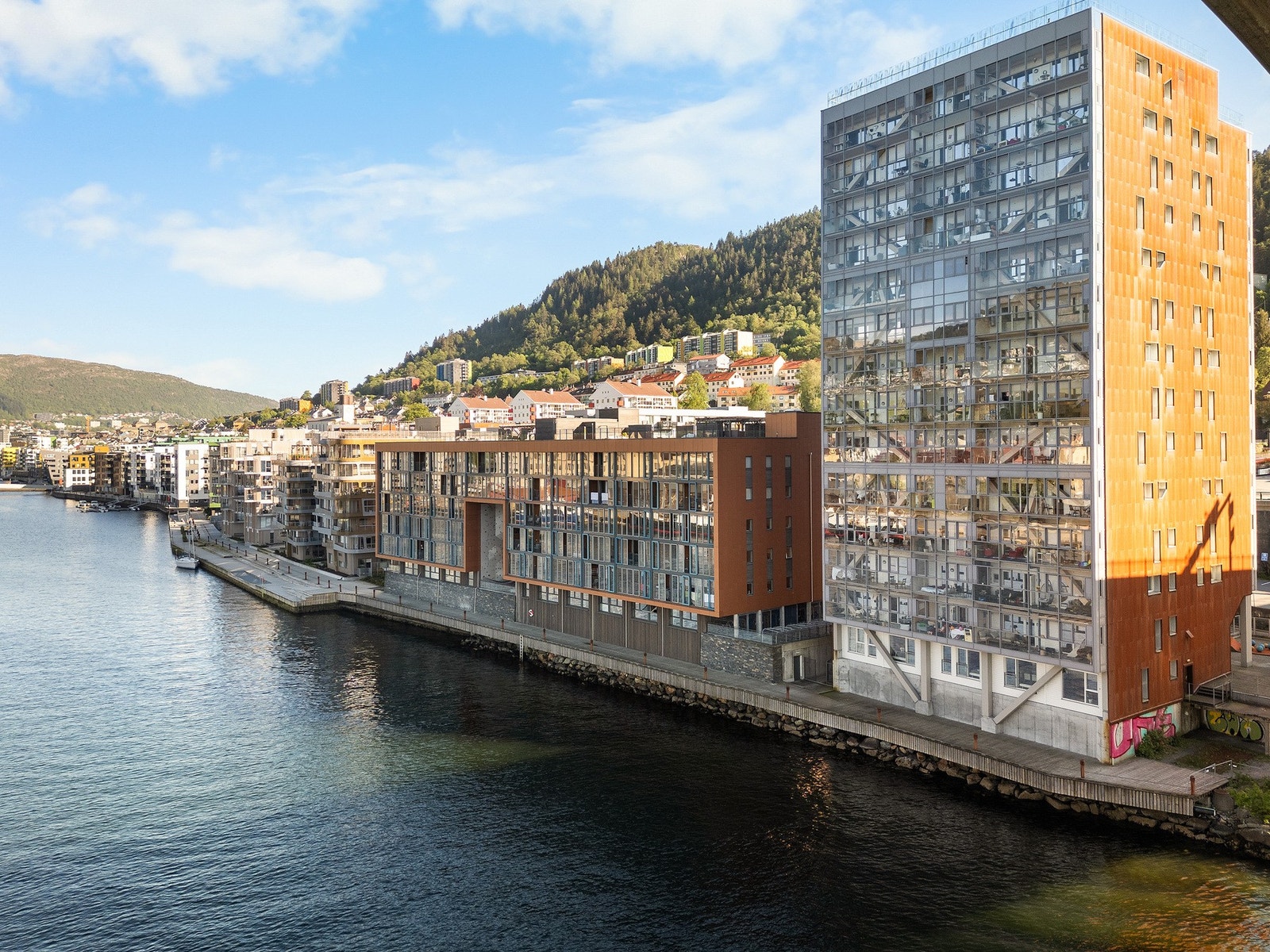 Sameiet har felles takterrasse med panoramautsikt og sol hele dagen på sommerstid Galleribilde