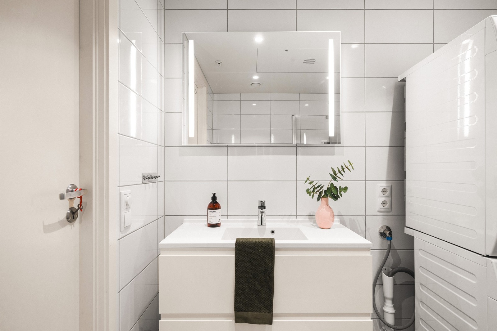 Badet er helfliset, og har vannbåren gulvvarme Galleribilde