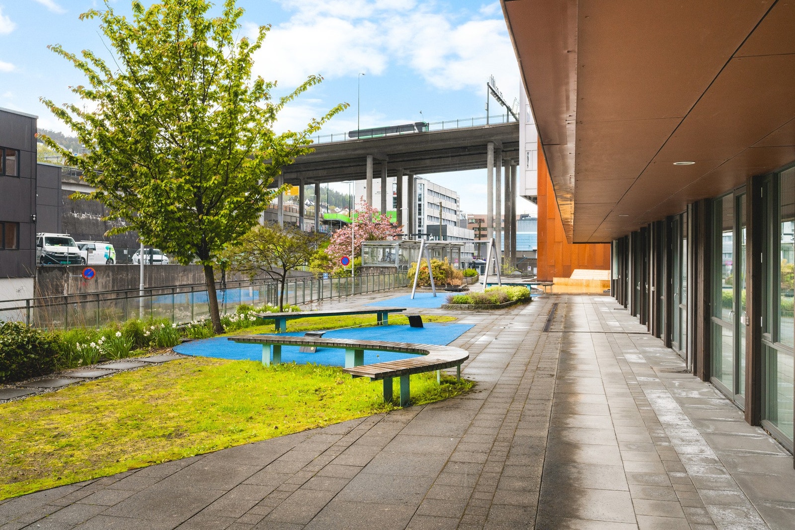 Det er også fine fellesområder med lekeplass Galleribilde