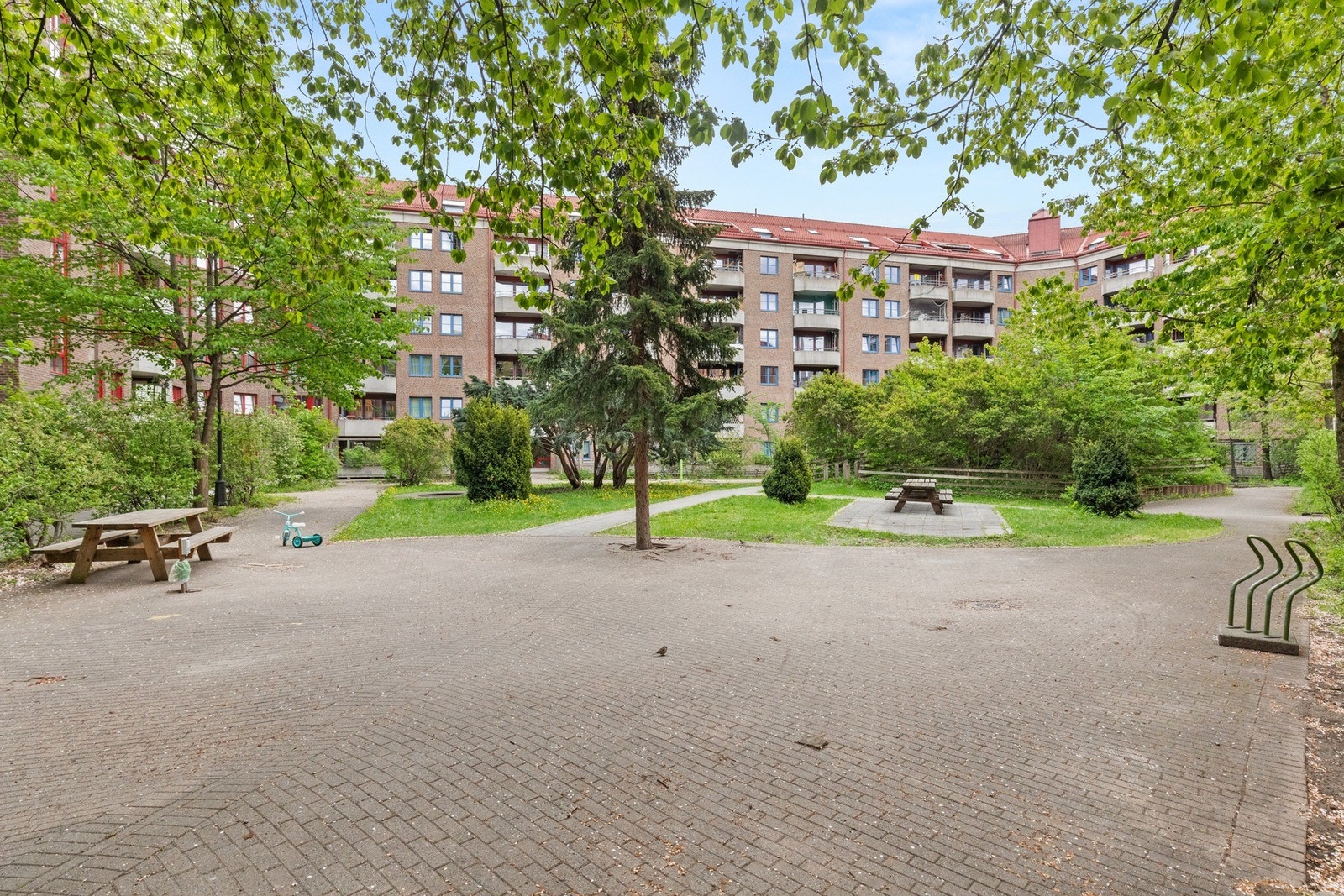 Skjermet, indre gårdsrom. Jensens Have har egen heltids vaktmester. Galleribilde