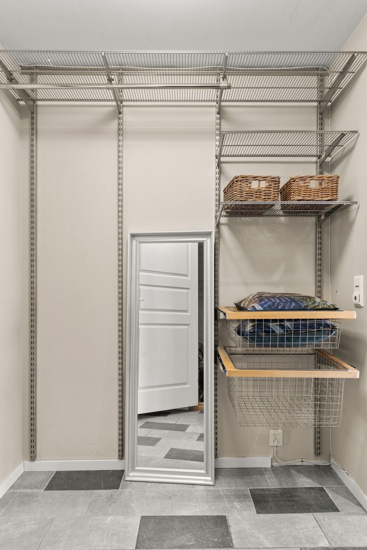 Entré med åpent hyllesystem. Galleribilde