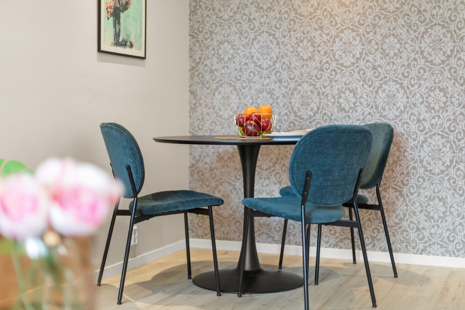 Stue med plass til spisegruppe og sofamøblement. Galleribilde