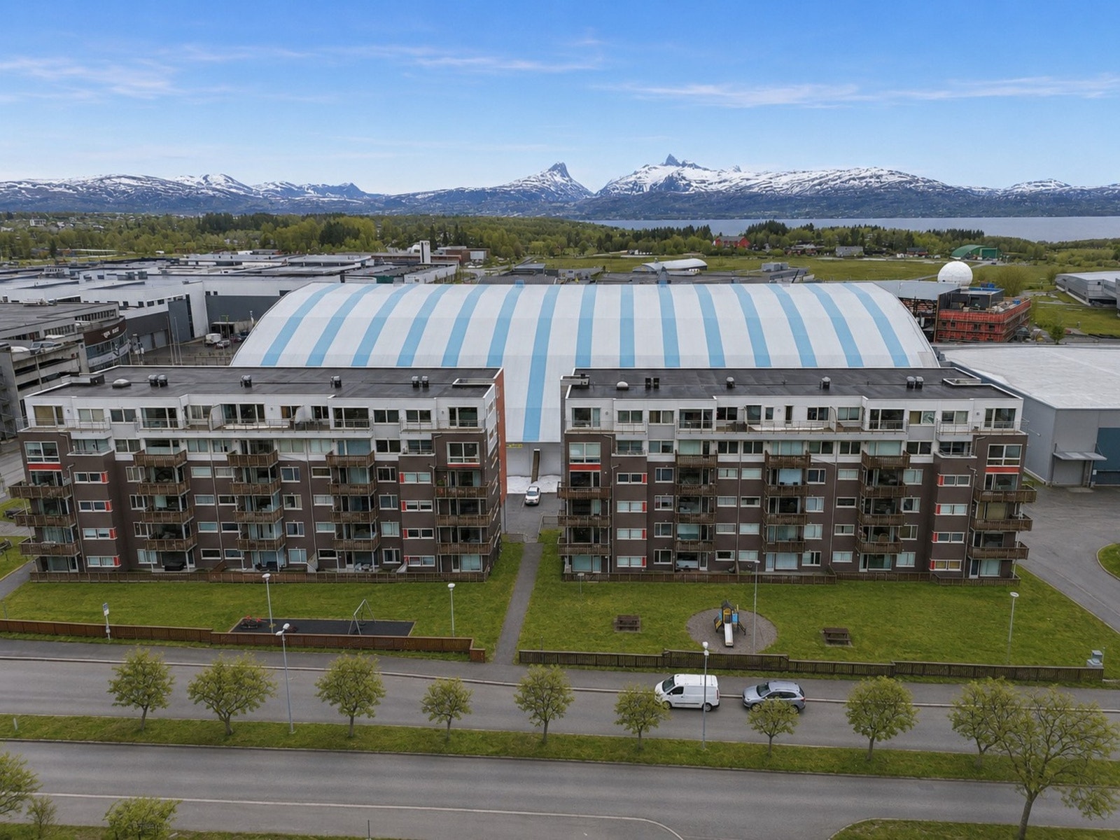 Fra leiligheten er det kort vei til servicetilbud som treningssenter, nærbutikk og svømmehall. Galleribilde