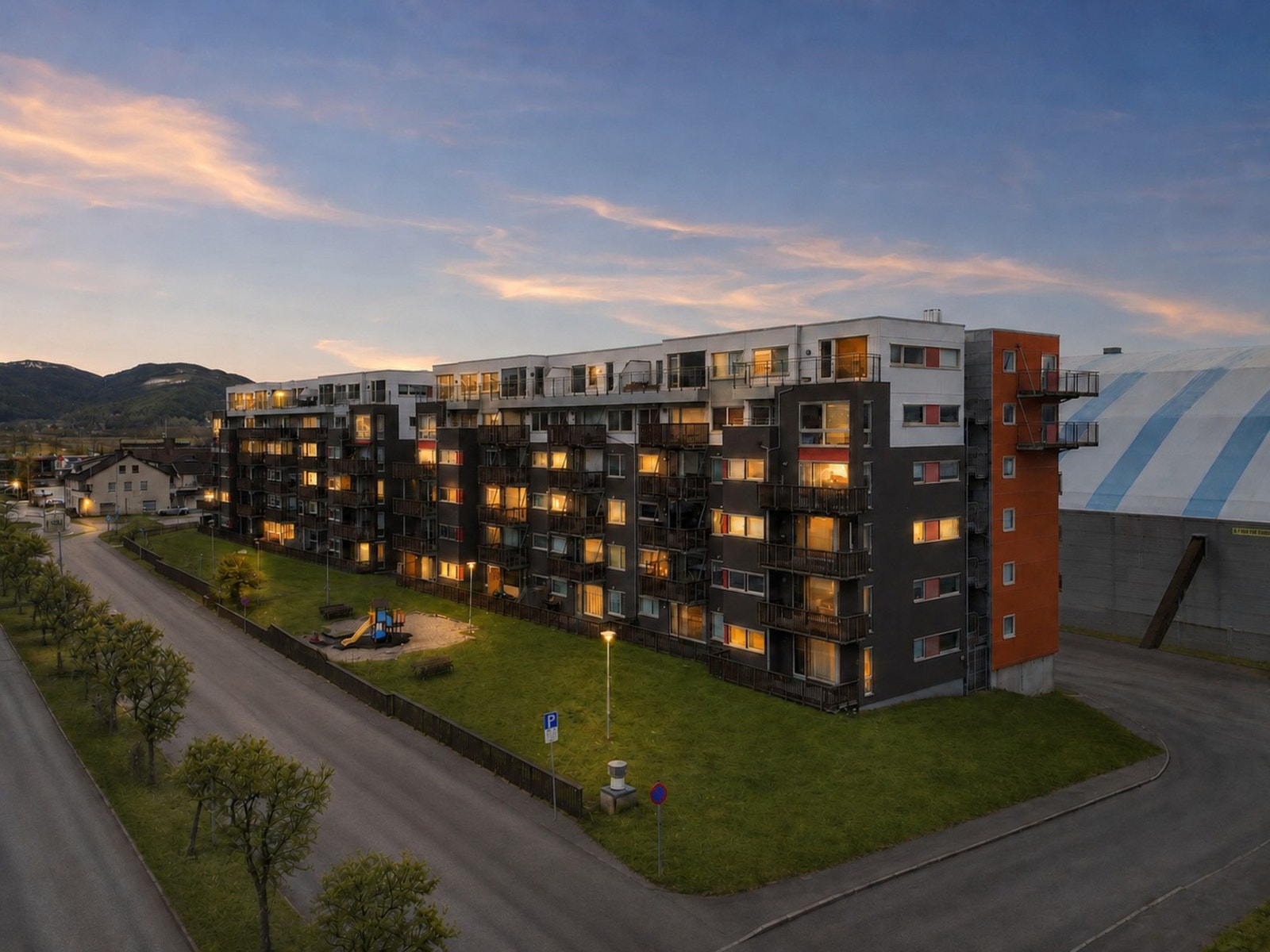 Gode fellesarealer med lekeplass på utsiden av bygget. Galleribilde