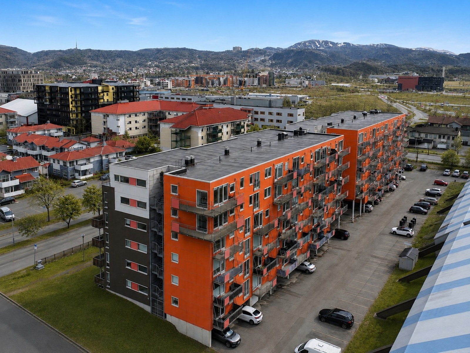 Kort vei til bussholdeplass med hyppige avganger. Galleribilde