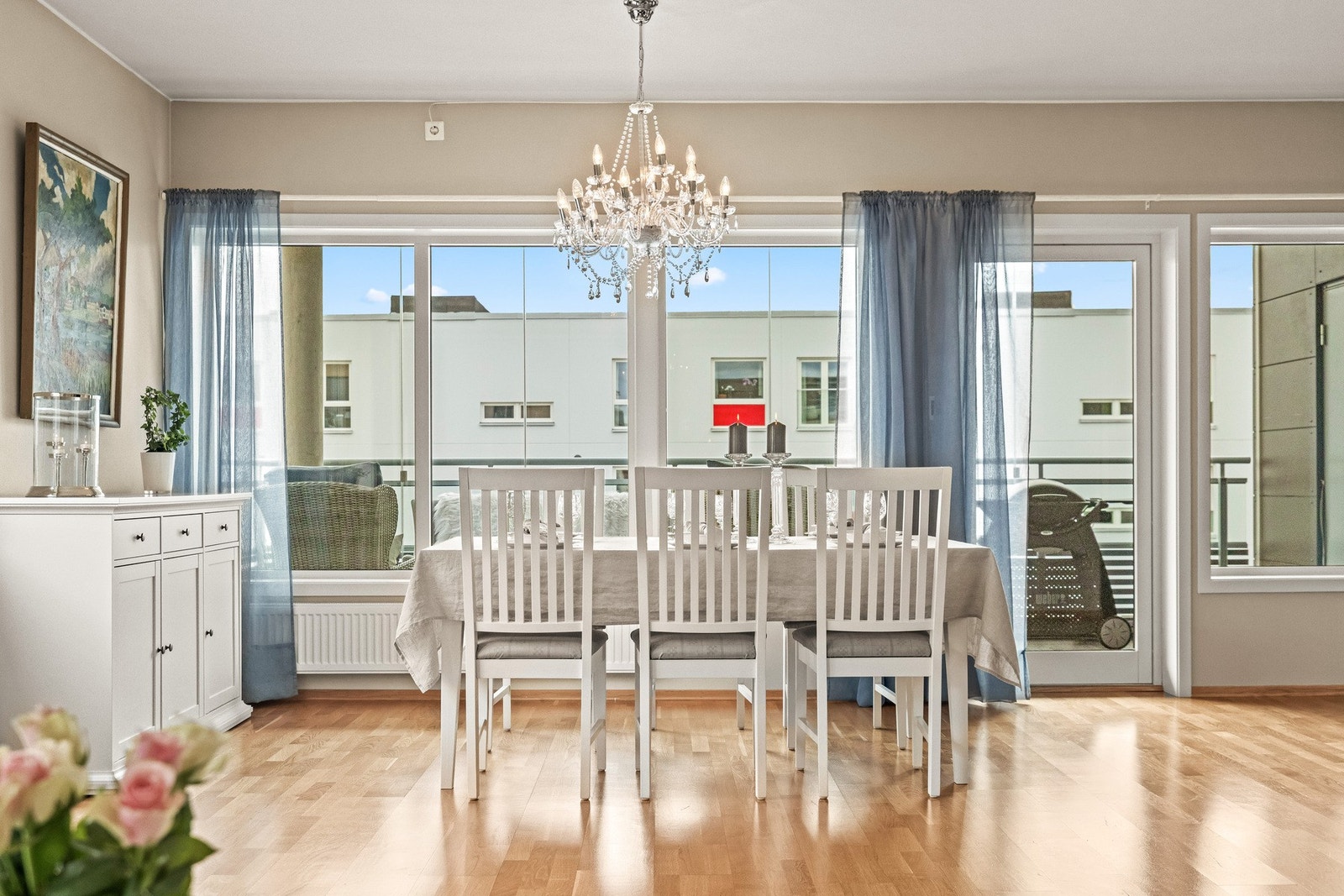 Fra balkongen kommer man inn i stuen som er hjemmets naturlige samlingsplass. Galleribilde