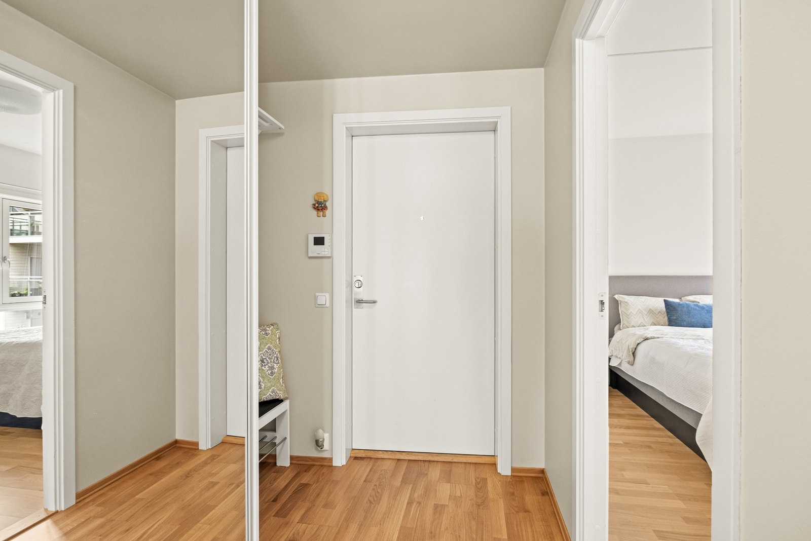 Entrédør med brannklasse B30 og lydklasse db40 sørger for både trygghet og komfort, mens callinganlegg ved inngangsdøren gjør det enkelt å ta imot besøk. Galleribilde