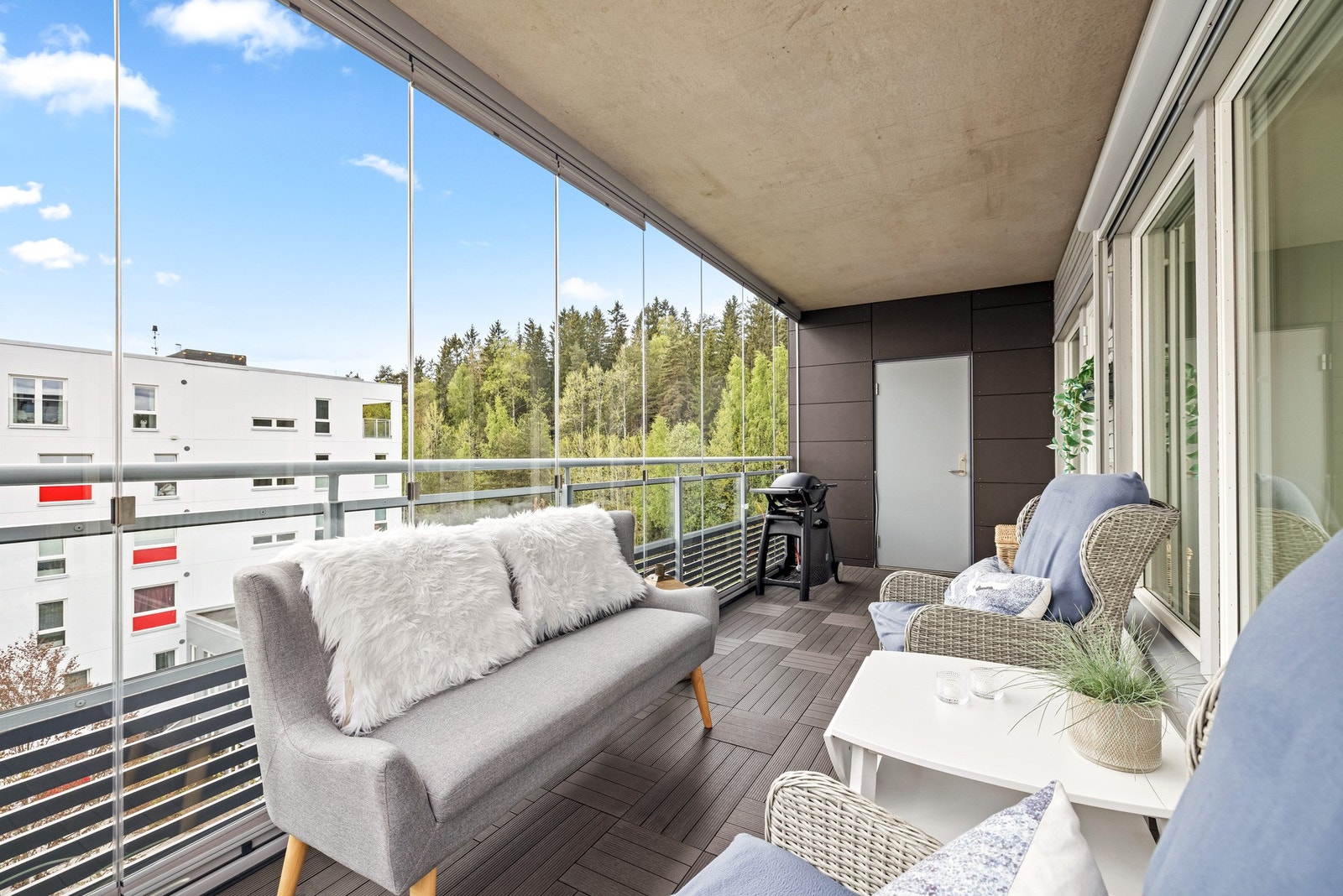 Den sydvestvendte beliggenheten gir gode solforhold, perfekt for både morgenkaffen i helgene og lange sommerkvelder med venner og familie. Galleribilde