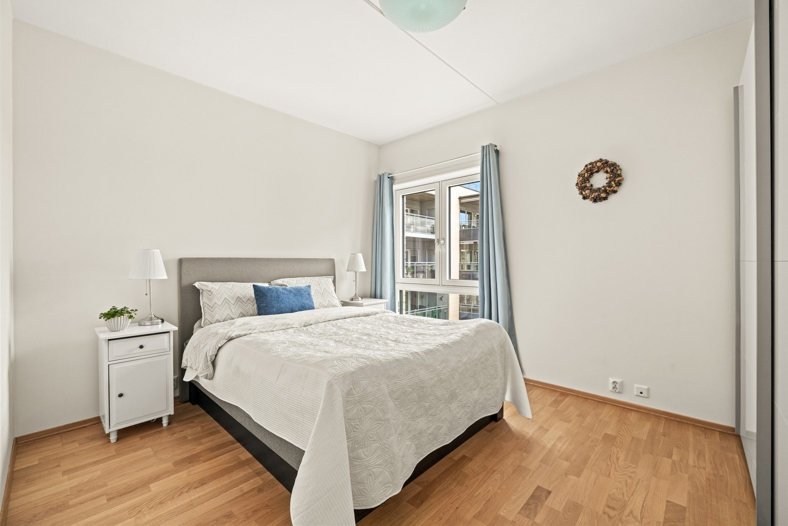 Boligen byr på tre gode soverom med fleksible bruksmuligheter, perfekt enten man har behov for flere barnerom, gjesterom eller et eget hjemmekontor. Galleribilde