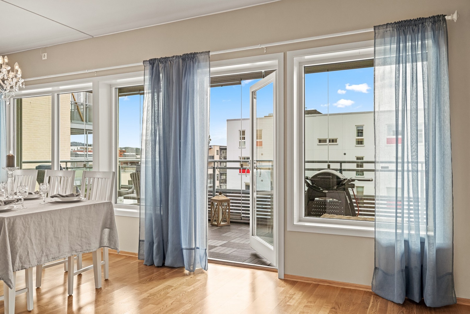 Her får du en romslig innglasset balkong på hele 16 m², to garasjeplasser hvorav én med elbillader, samt gode oppbevaringsmuligheter. Galleribilde