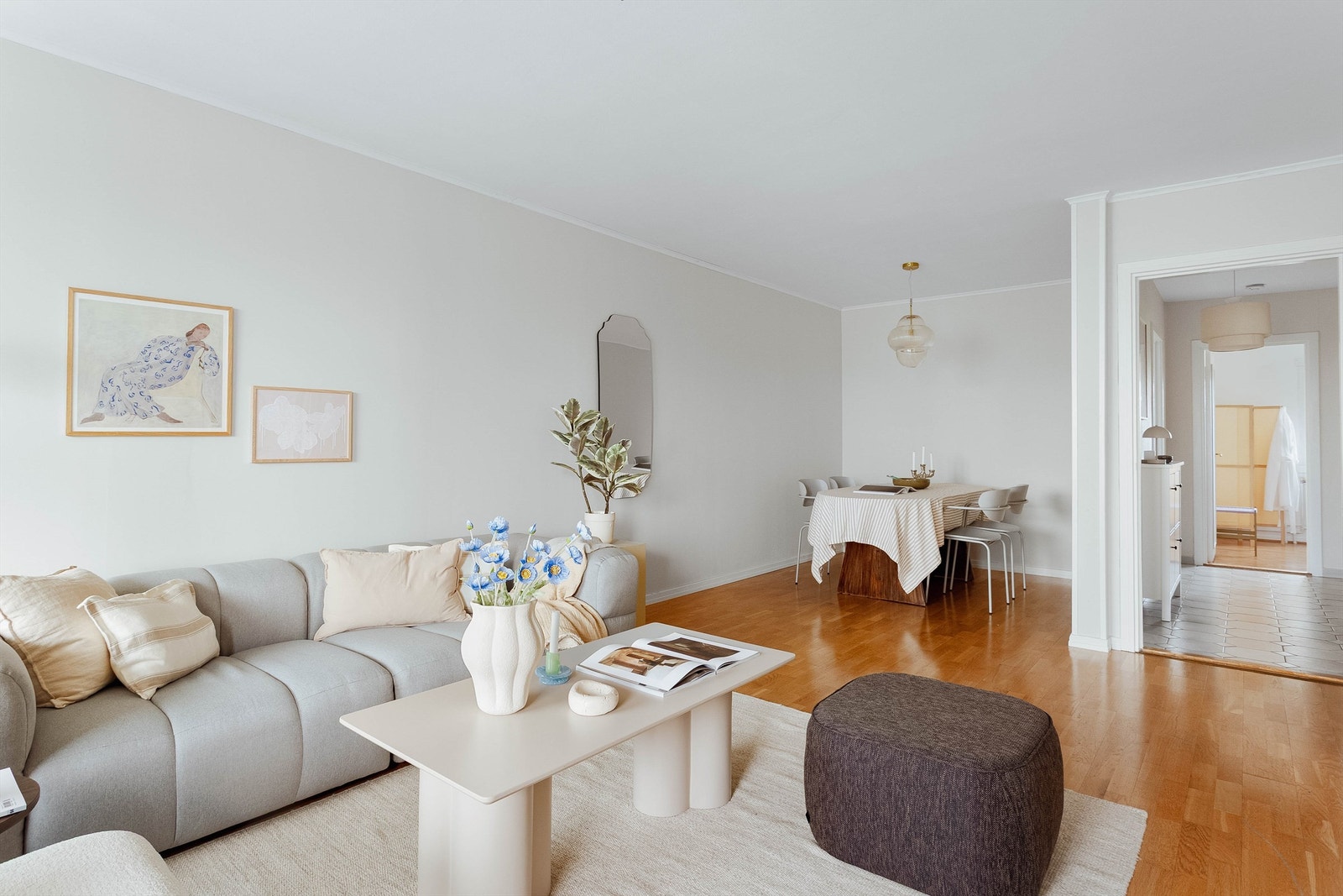 Stuen har god plass til både sofagruppe og spisebord, og en takhøyde på 2,52 meter bidrar til den gode romfølelsen. Galleribilde