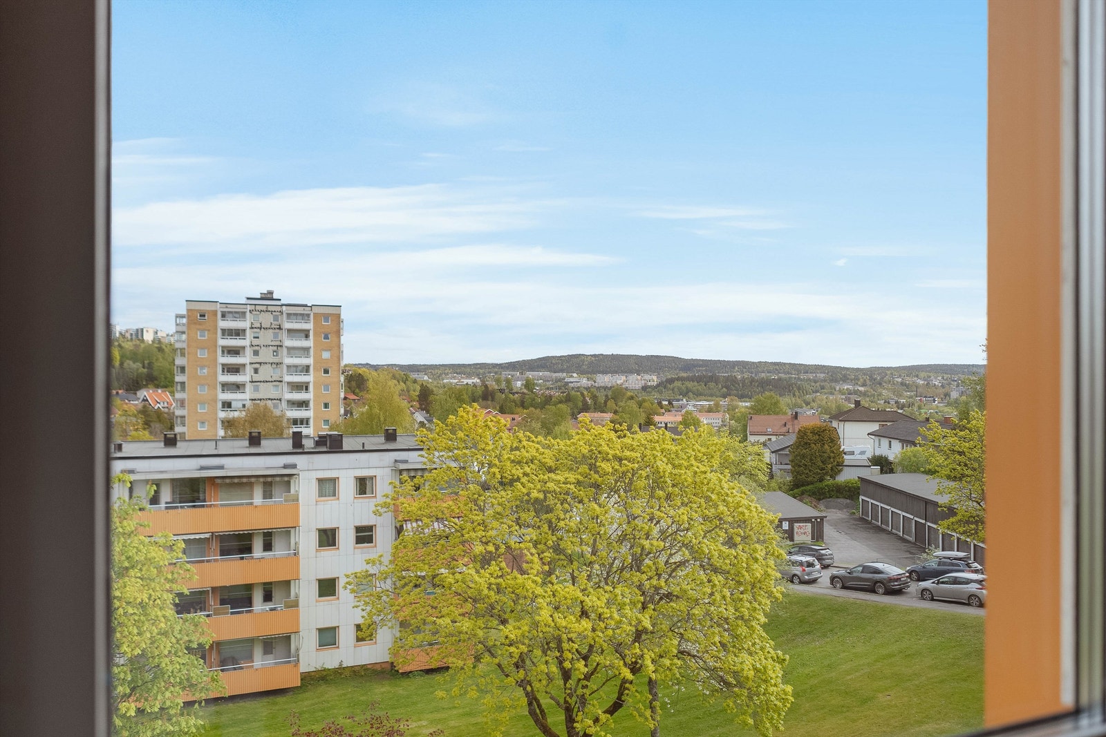 Beliggenheten er rolig og tilbaketrukket, med Lillomarka som nærmeste nabo og kort vei til servicetilbud.
Foto: Henrik Eriksen v/Fotostallen Galleribilde