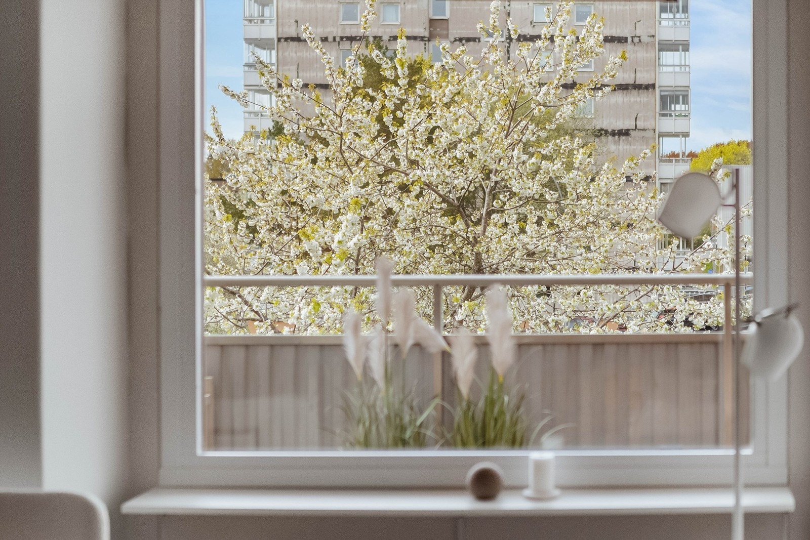Fra stuen er det utgang til en sydvestvendt og overbygget balkong. Galleribilde