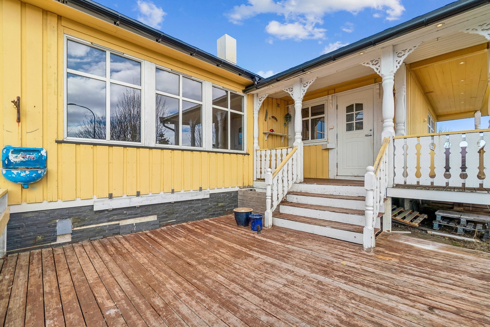 Boligen har terrasse i front og i bakkant. Galleribilde
