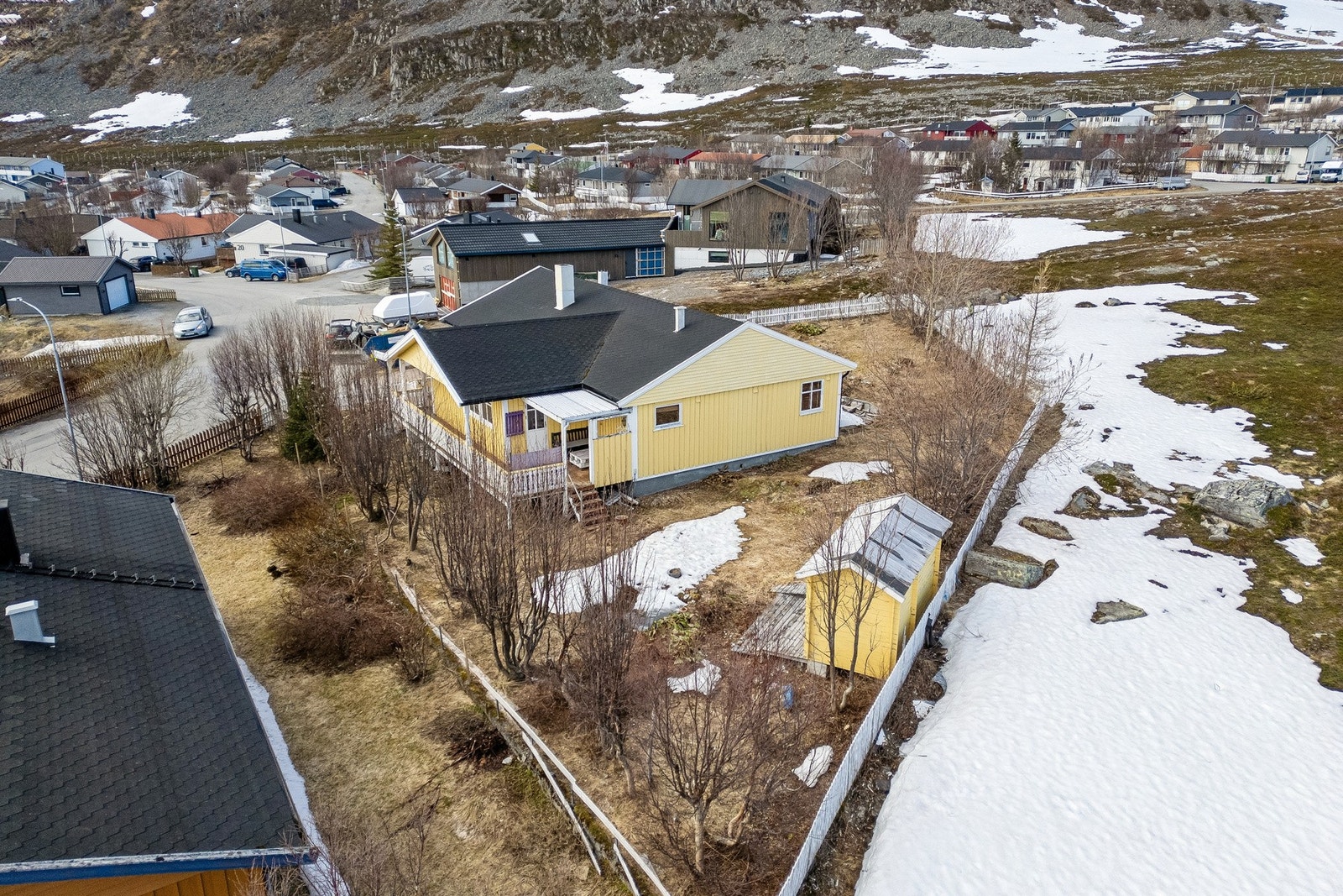Området gir mulighet for offentlig kommunikasjon via buss. Nærmeste holdeplass er ca. 1 minutt gange fra eiendommen. Eiendommen har gangavstand til Reindalen barneskole med SFO, samt Reindalen- og Prærien barnehage. Ønsker man å være i aktivitet er muligh Galleribilde
