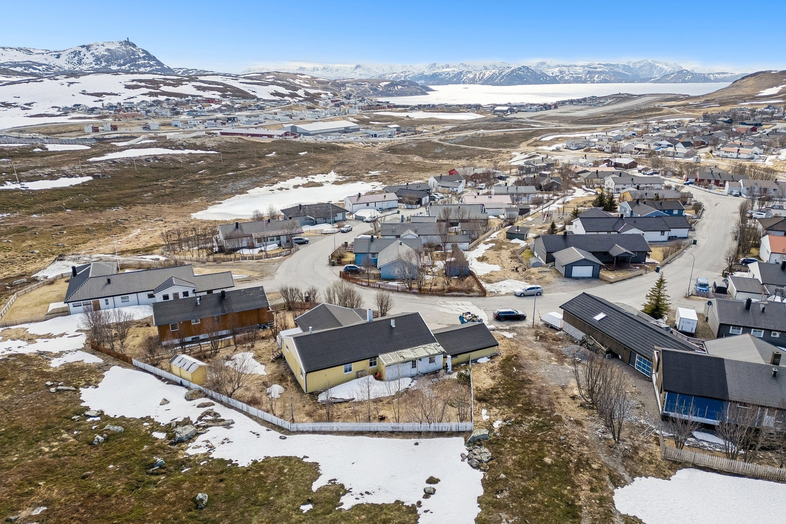 Eiendommen ligger i et populært, naturskjønt og barnevennlig boligområde på Prærien, ca. 5 km fra Hammerfest sentrum, med kort vei til barneskole, barnehager og flotte turområder. Nordlysveien har også nærhet til et godt utvalg av daglige servicetilbud. Galleribilde