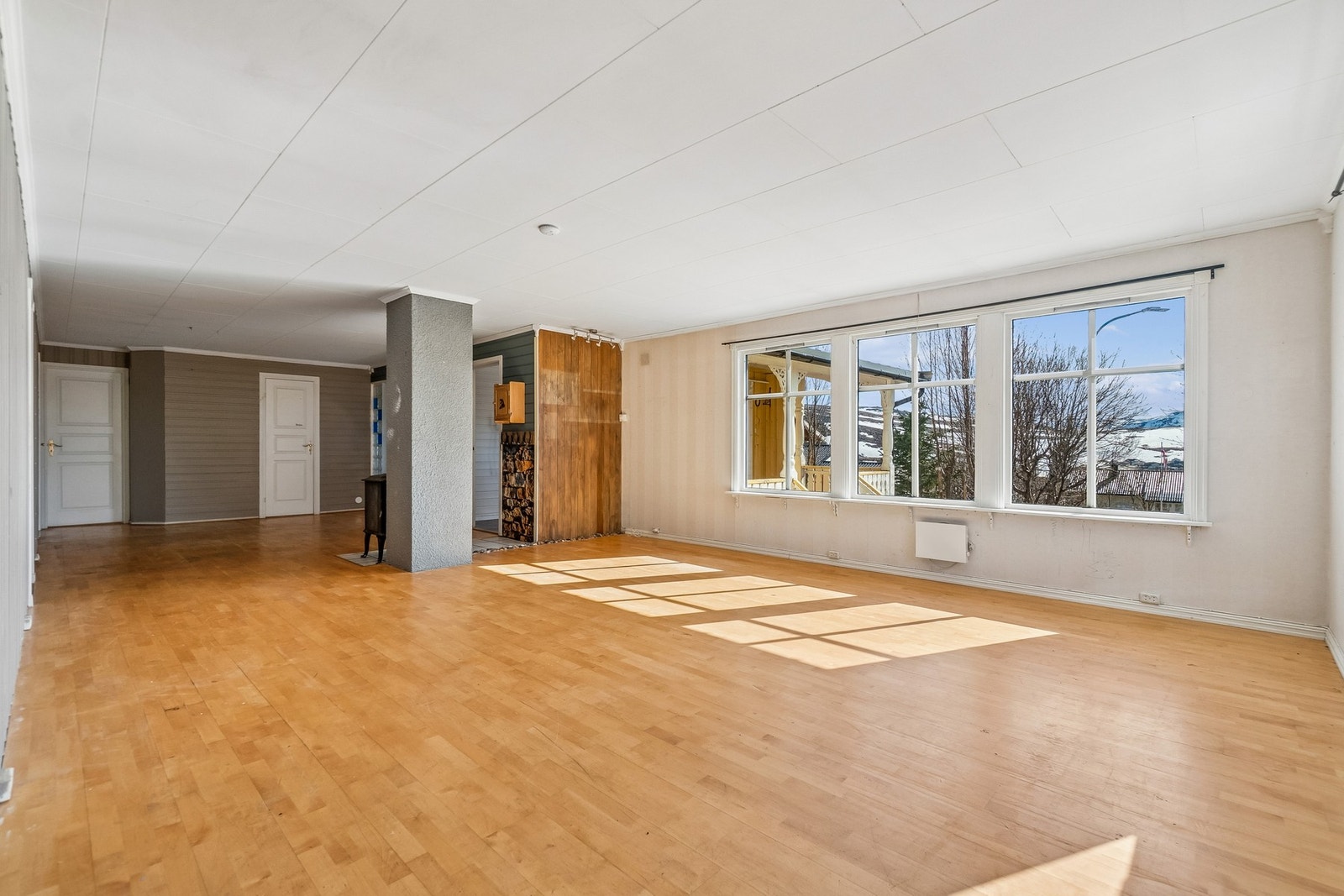 Renovering/modernisering må påregnes, men planløsningen gir deg med dagens rominndeling et godt utgangspunkt for å skape ditt drømmehjem. Galleribilde