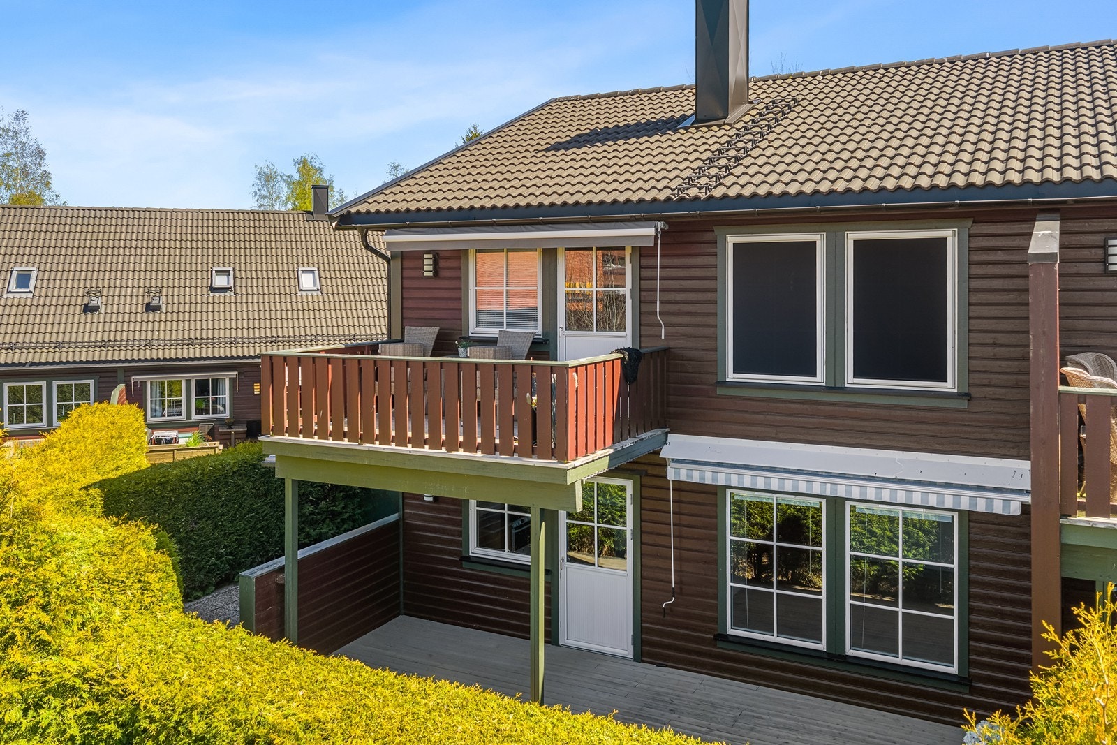 Fra stuen er det utgang til en romslig, vestvendt terrasse på 27 m². Galleribilde