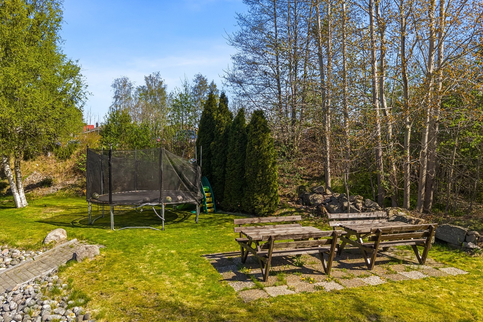 Borettslagets utearealer er opparbeidet med grøntareal og diverse beplantninger. Galleribilde