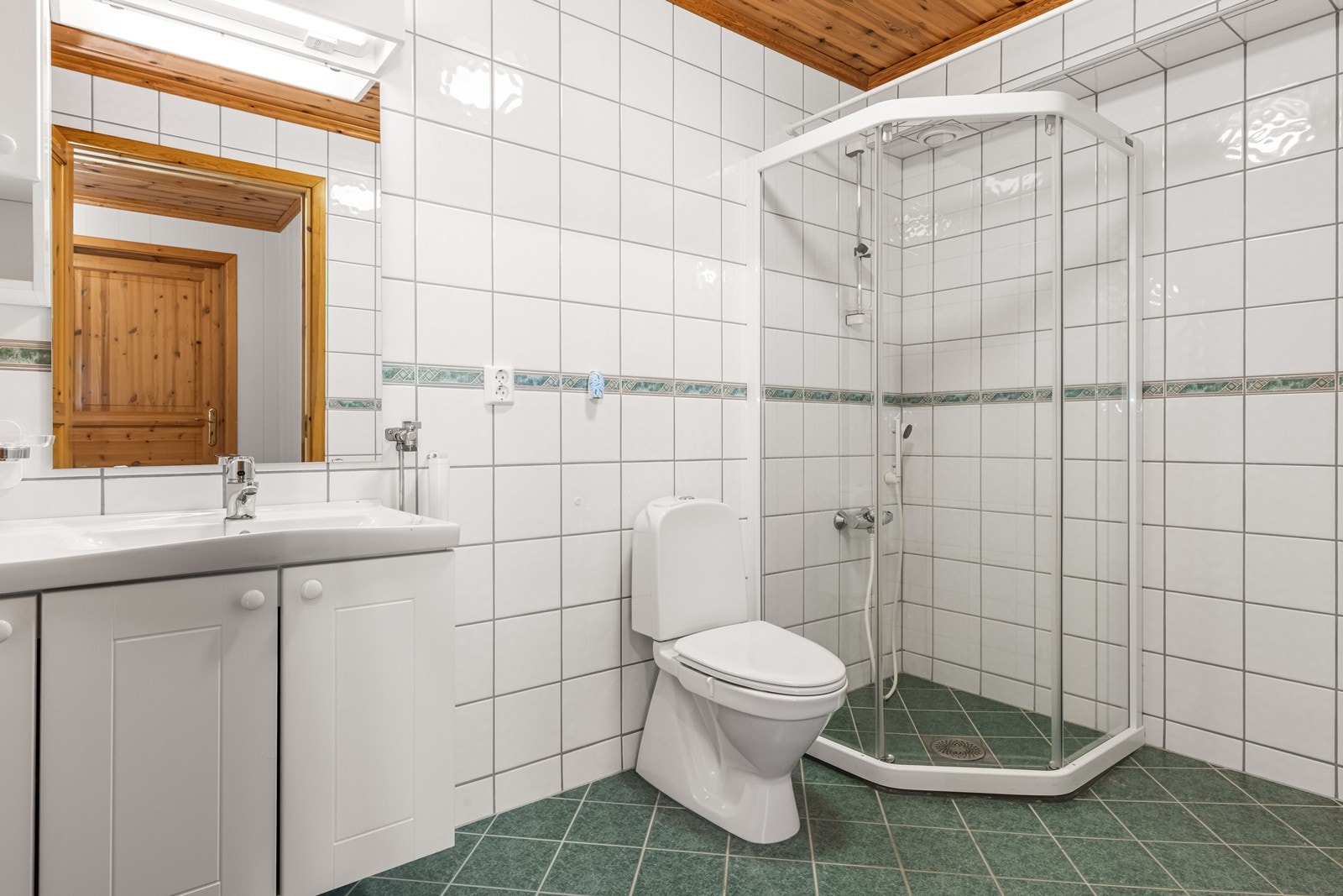 Badet er fra byggeåret og har flislagte overflater, innredning med nedfelt servant og toalett. Galleribilde