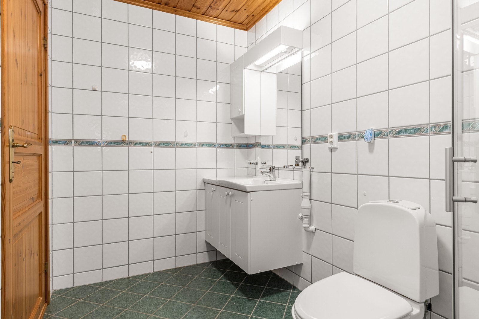 Elektriske varmekabler i gulvet gir god komfort på badet. Galleribilde