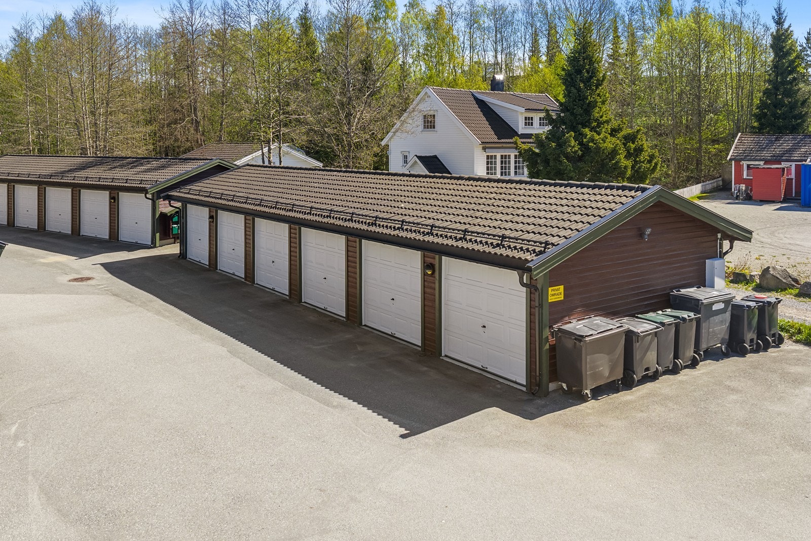 Til leiligheten medfølger en fast biloppstillingsplass i felles garasjerekke. Galleribilde