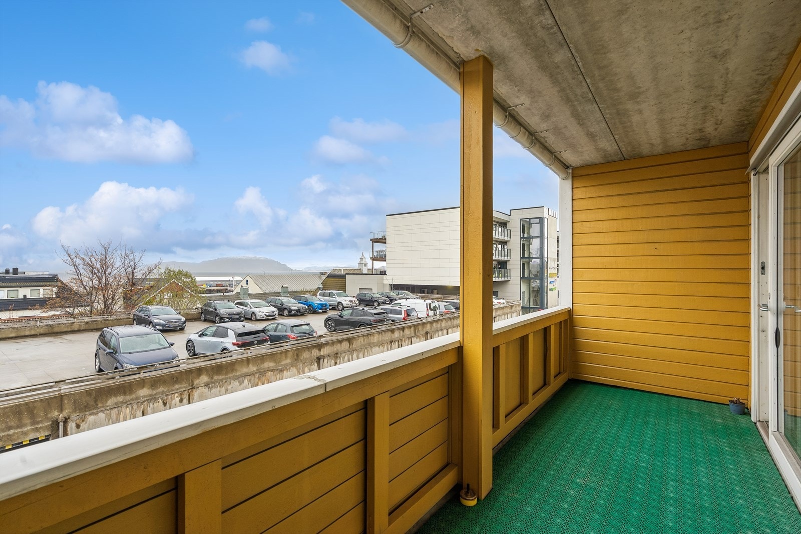 Parkeringsplassen er i etasjen under den parkeringplassen som vises på bildet. Der har leiligheten er merket plass for parkering. Galleribilde