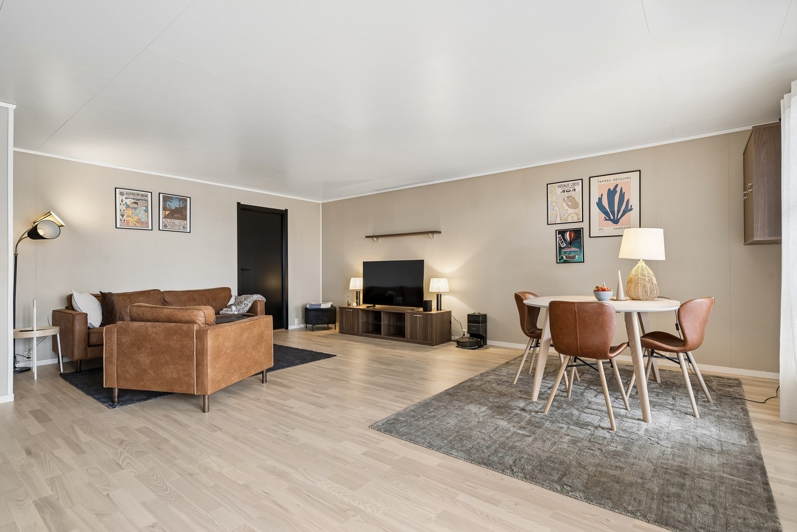 Stuen er malt i en tidsriktig og lun farge, som gir et moderne uttrykk. Rommet er romslig med utgang til veranda. Det er åpen løsning til kjøkkenet. Galleribilde