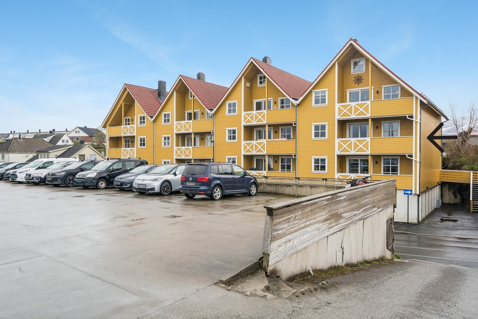 Fasade mot Sjøbergs gate der man har utsikt mot kveldssola, sentrum og Alstenfjorden. Leiligheten ligger som en endeleleilighet i 2. etg. Galleribilde