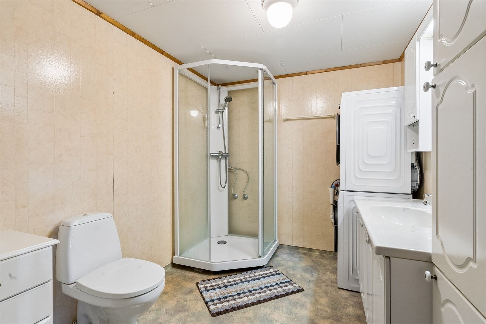 Badet har varmekabler i gulv, og opplegg for vaskemasking og tørketrommel. Badet har rom for ekstra møblement om man har behov for det. Galleribilde