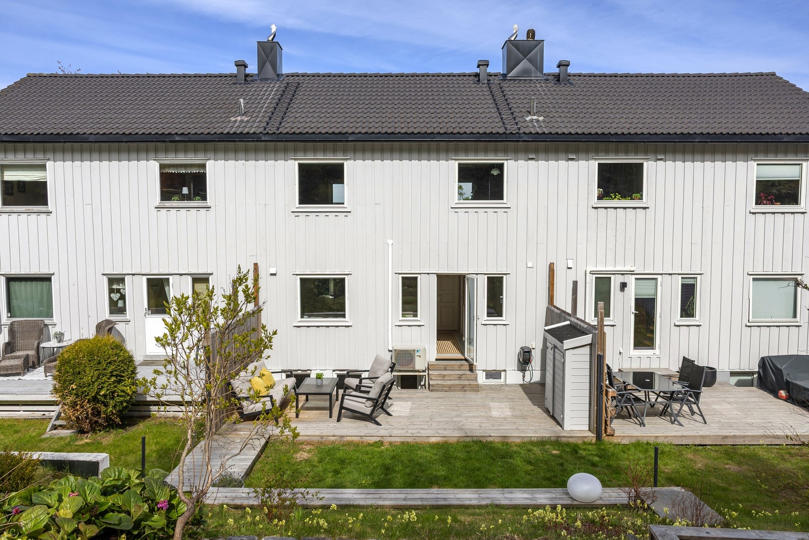 Her har du muligheten til å sikre deg en svært flott og oppgradert familiebolig på vakre Lade! Galleribilde