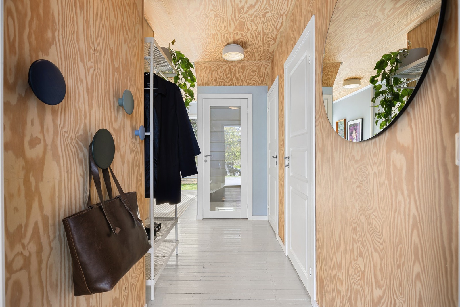 Romslig entrè/gang med moderne materialvalg og stilrene fargevalg. Galleribilde