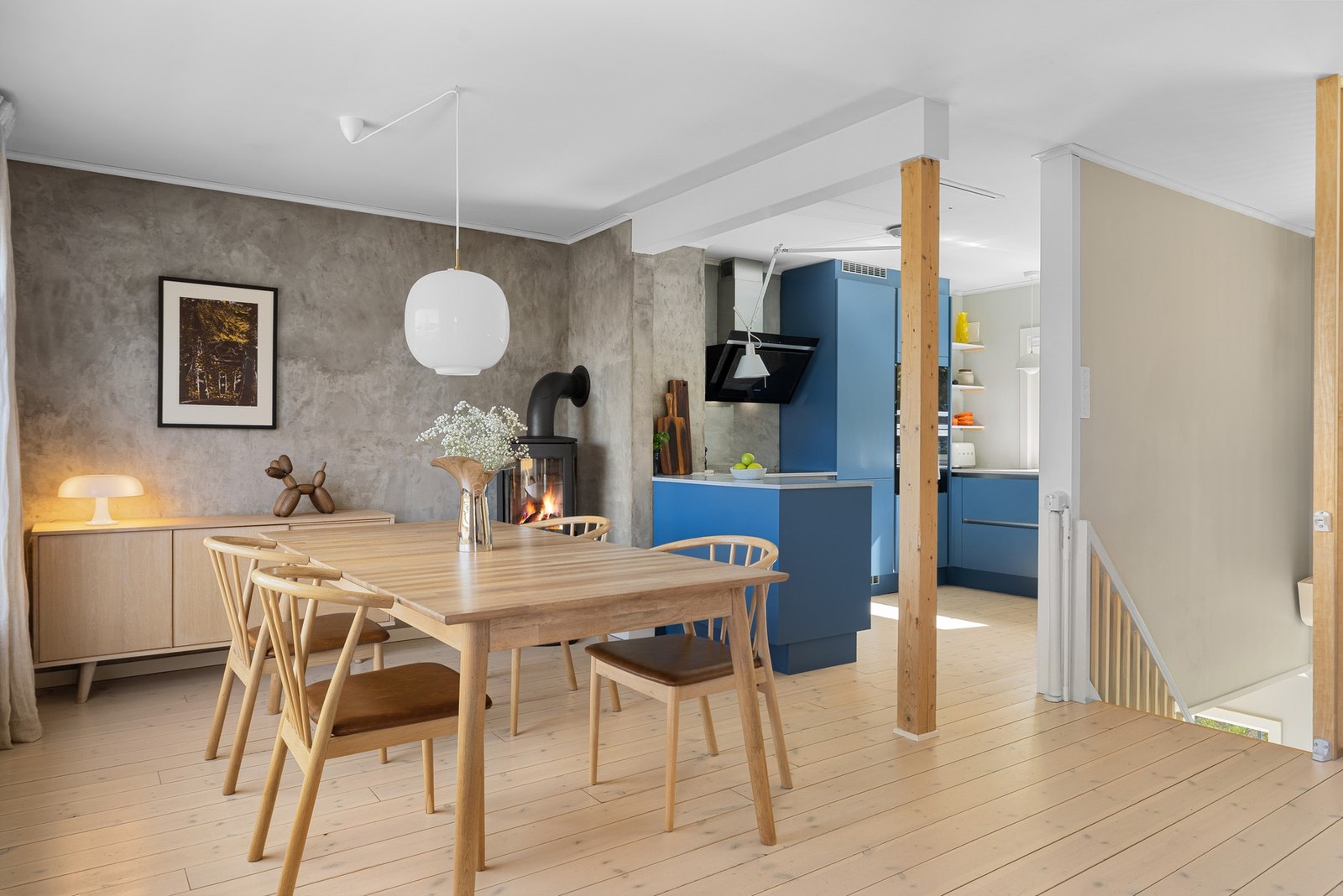 Når det gjelder oppvarmingskilder har boligen har både vedovn og varmepumpe - god oppvarming året rundt. Galleribilde