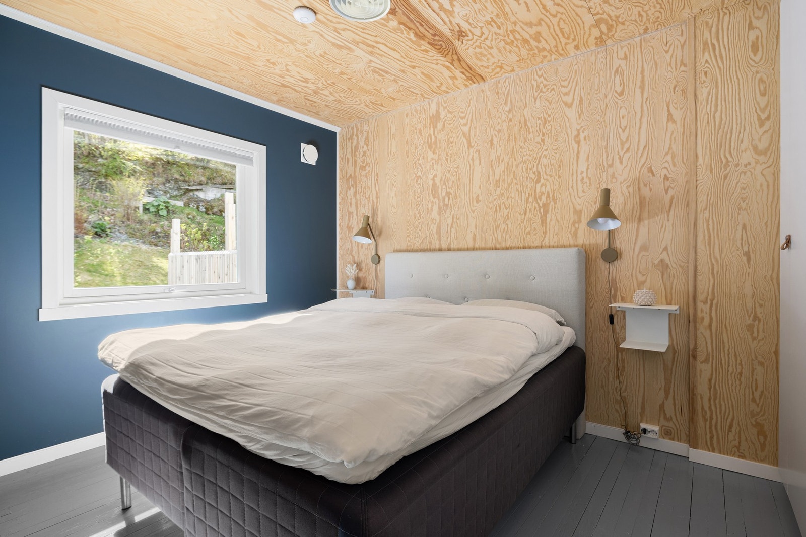 Soverom 1 er på hele 10,5m² og har et moderne uttrykk med bruk av kryssfiner. Galleribilde