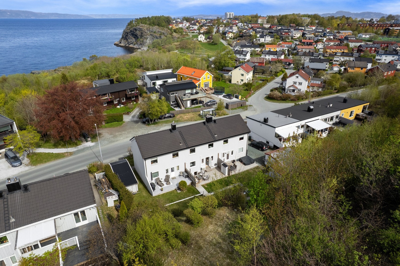 EiendomsMegler1 v/Kristian Sundland har gleden av å presentere et flott rekkehus med umiddelbar nærhet til ladestien og Korsvika! Foto: Nonstad foto v/Julian Nonstad. Galleribilde