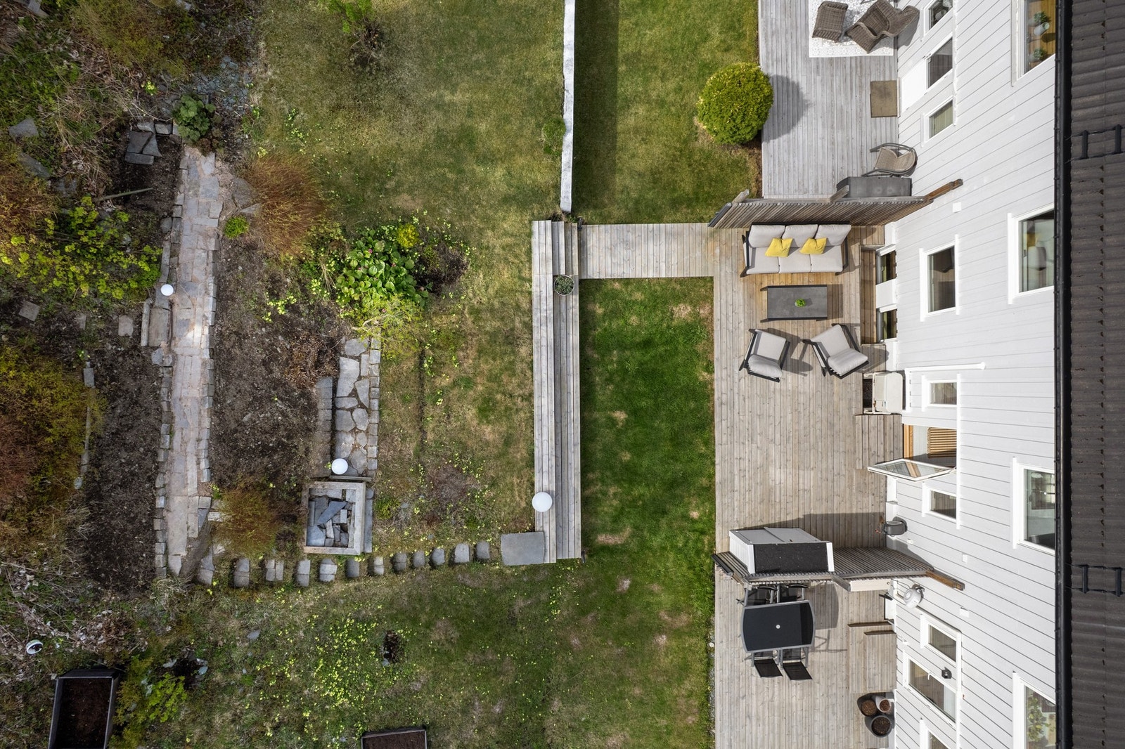 Dronebilde av hagen/baksiden. Galleribilde