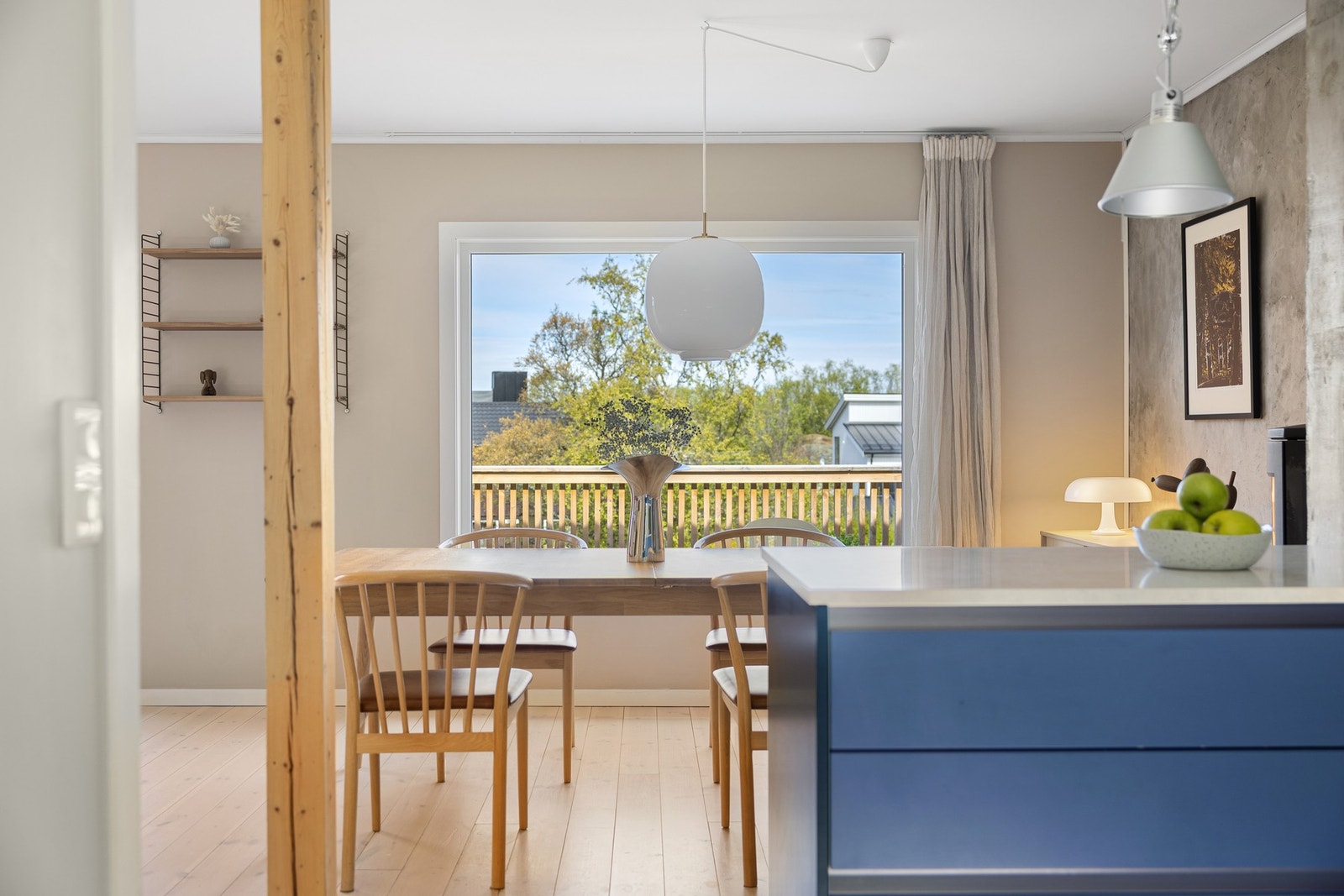 Store vindusflater som gir godt med naturlig lysinnslipp og bidrar til en lun atmosfære. Galleribilde