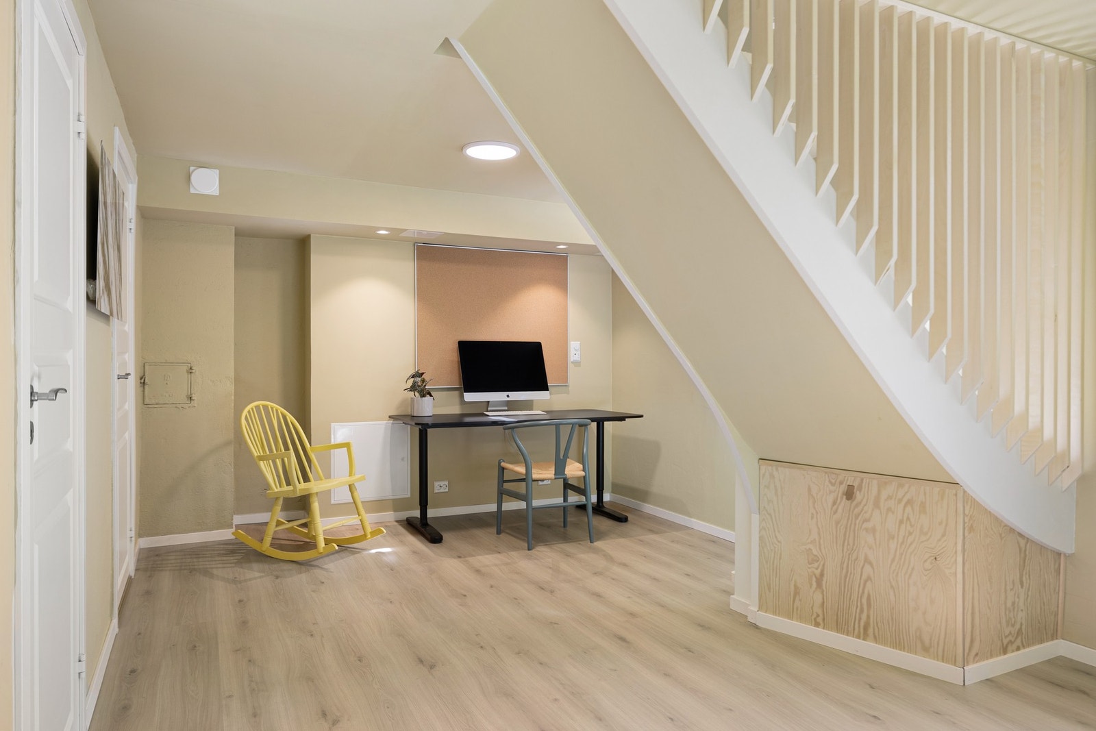 Innholdsrikt soverom/kjellerstue på 20,5m². Galleribilde