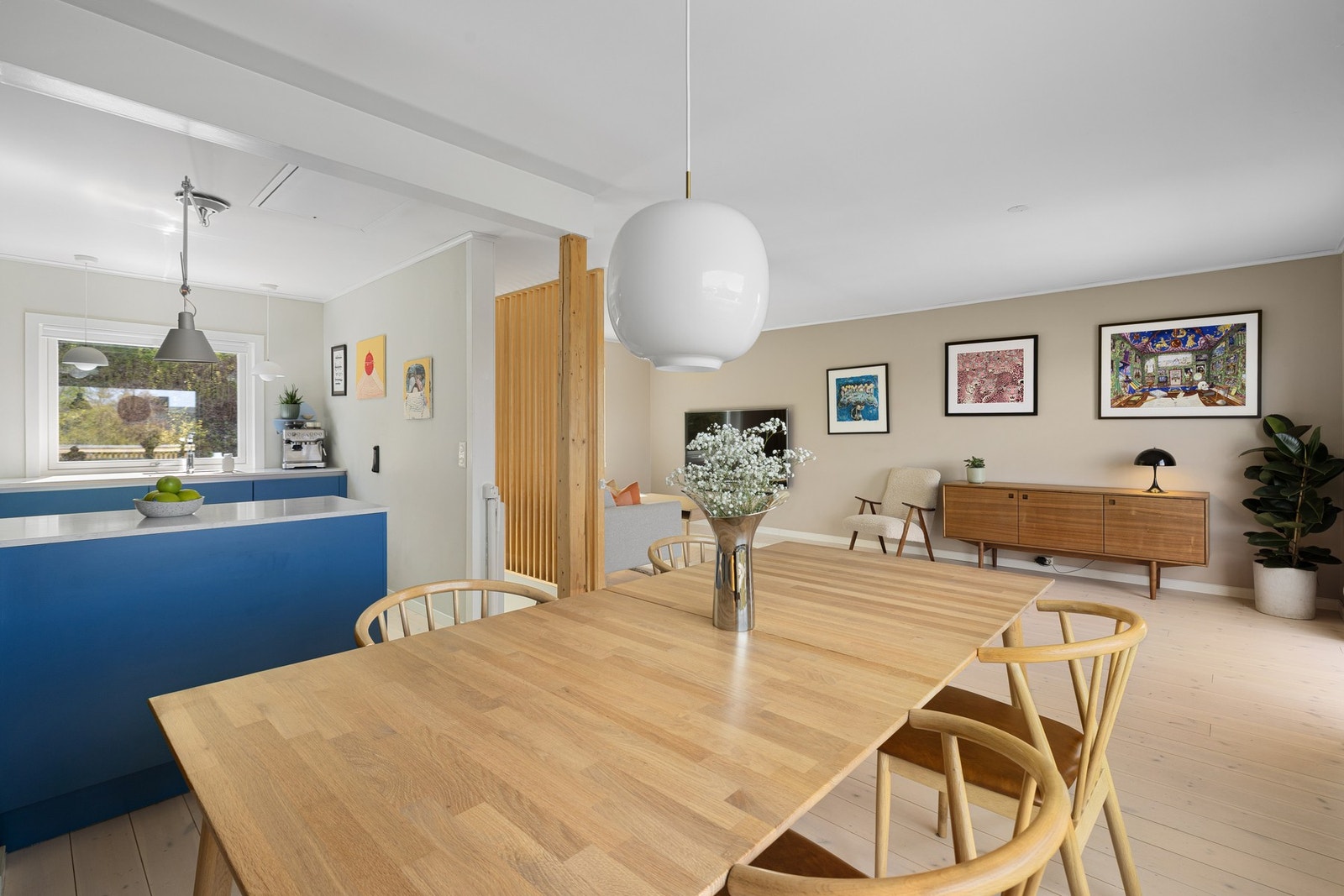 Spisestuen finner sin naturlige plassering ved siden av det lekre kjøkkenet. God plass til et større langbord, og til å samle hele familien. Galleribilde