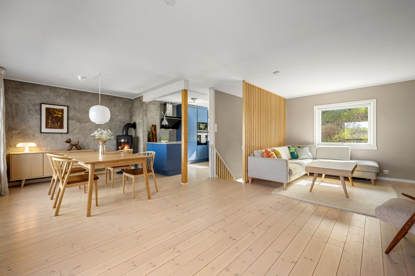 Velkommen inn! En lys, herlig og innbydende stue, med en svært god romfølelse. Boligen ble oppført i 1962, men har i senere år blitt vesentlig oppgradert. Galleribilde