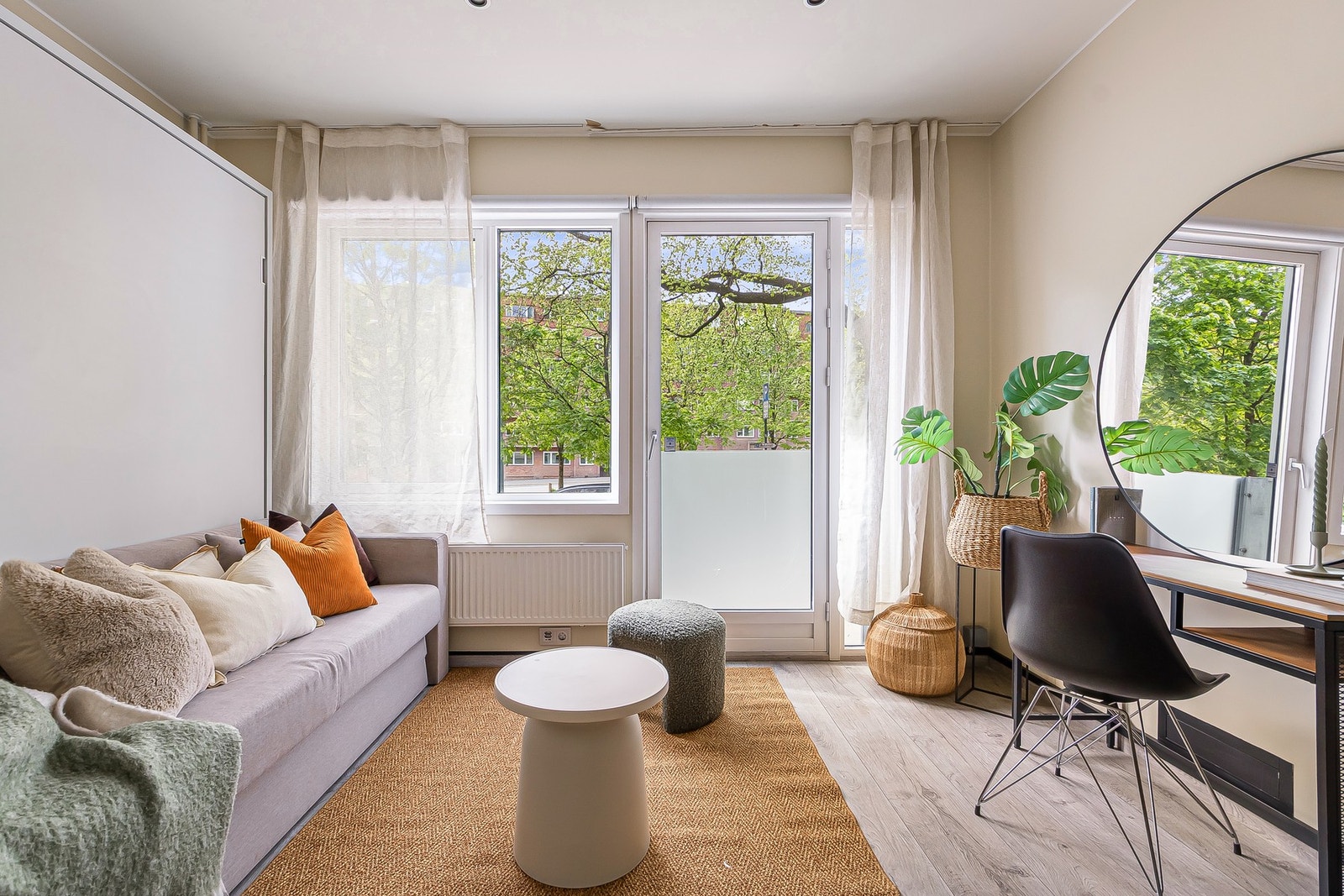 Det er god plass til både sofa med tilhørende møblement, samt et spisebord der du måtte ønske Galleribilde