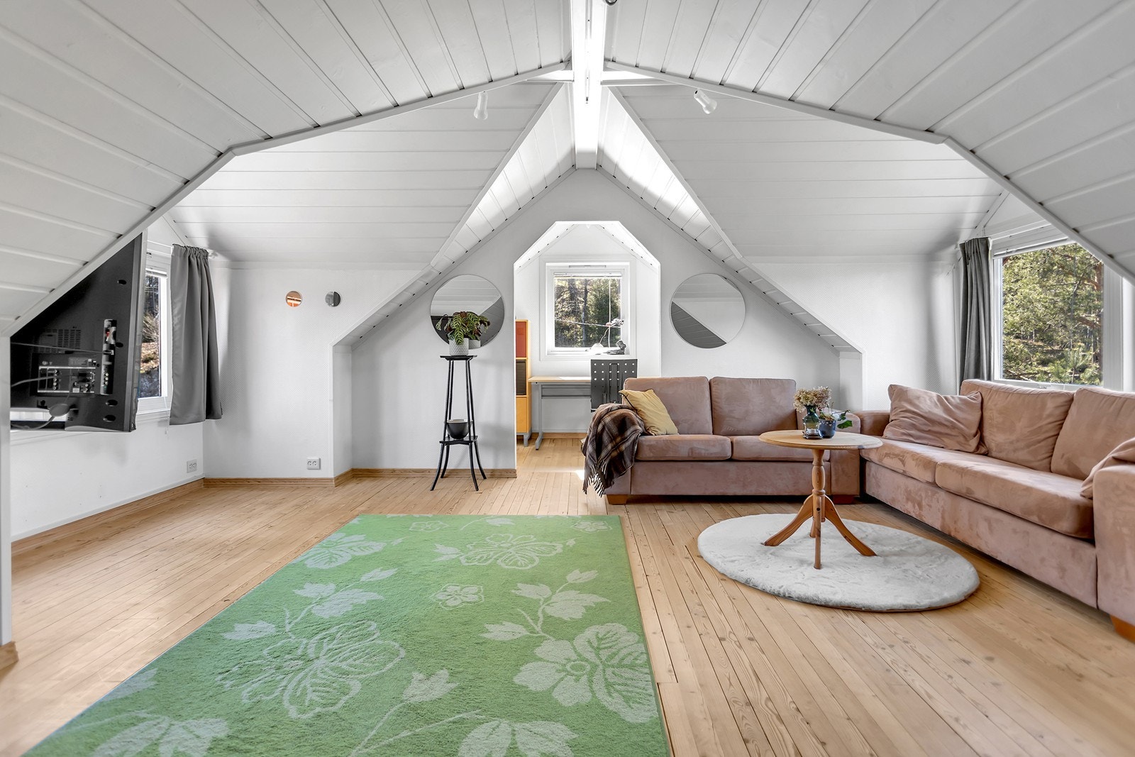 Loftstue har meget god plass og er lyst og luftig -med utsikt til sjøen. Galleribilde