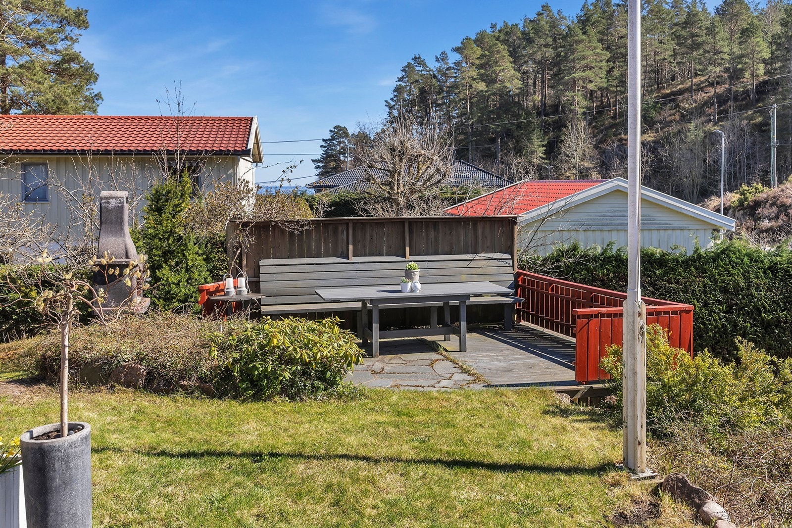 Uteområdet er pent opparbeidet med hage, hekk, plen og beplantning. Galleribilde