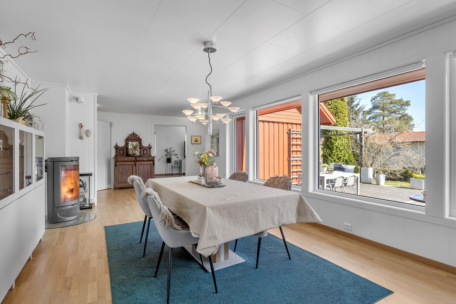 Spisestue med god plass til sittegruppe for hele familien. Galleribilde