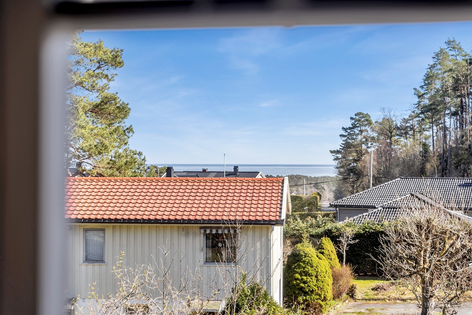 Utsikt til sjøen fra boligens loftsetasje. Galleribilde