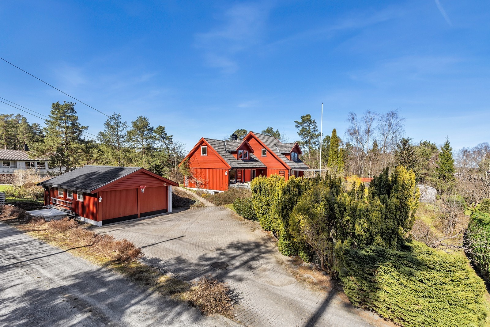 Dobbel garasje med lagring, samt romslig tun med belegningsstein. Galleribilde