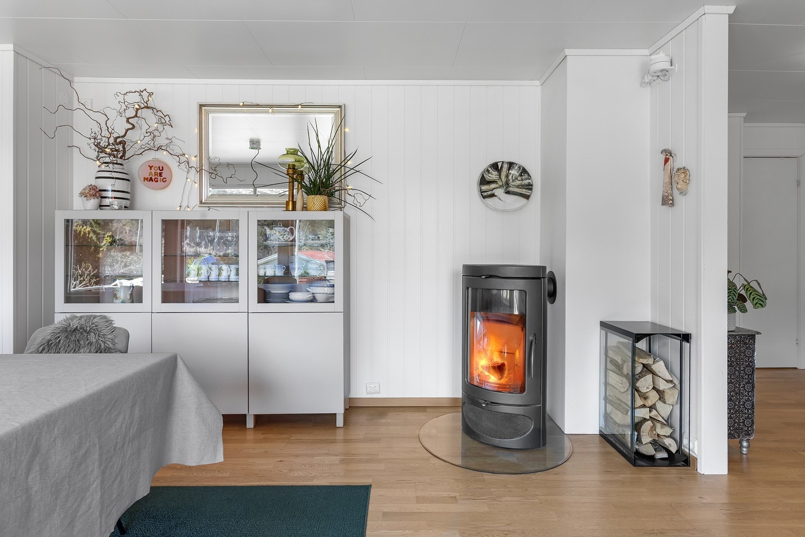 Vedovn i stue er med på å skape et godt inneklima hele året. Galleribilde