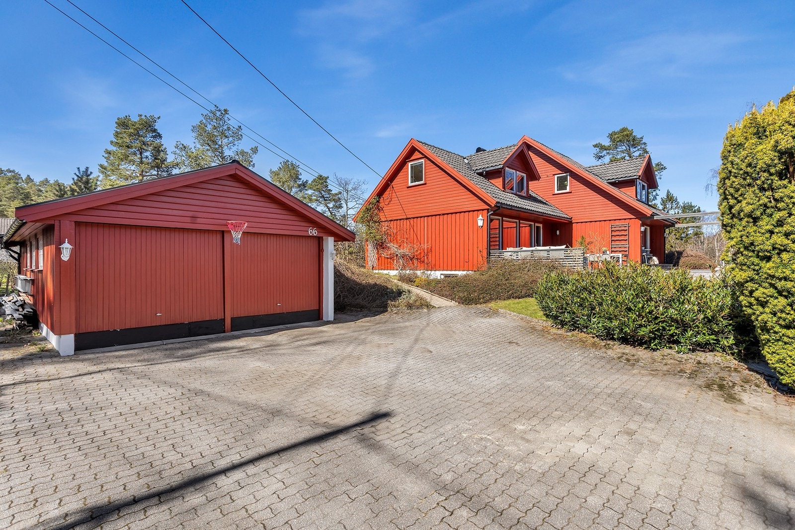 Boligen har en stor tomt med en romslig innkjørsel. Her er det god plass til parkering på egen tomt og i dobbel garasje. Galleribilde
