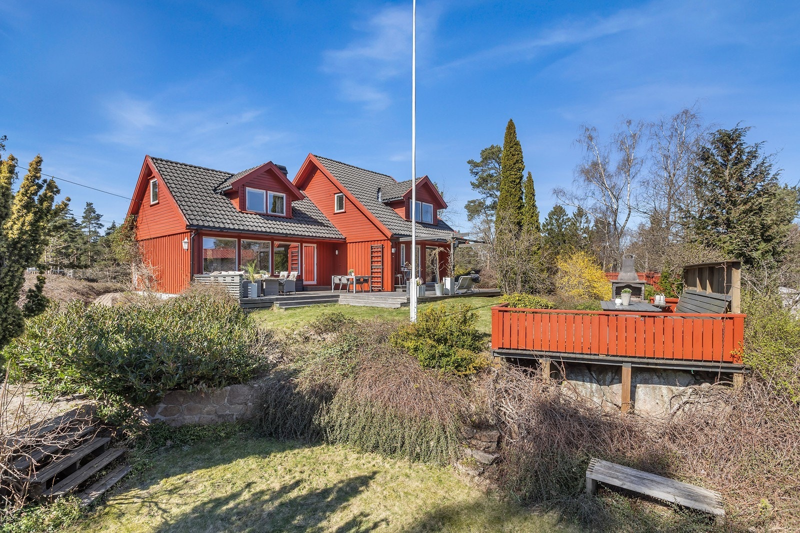 Velkommen til Lauvåsen 66! Romslig og pent opparbeidet eiendom med gode solforhold. Galleribilde
